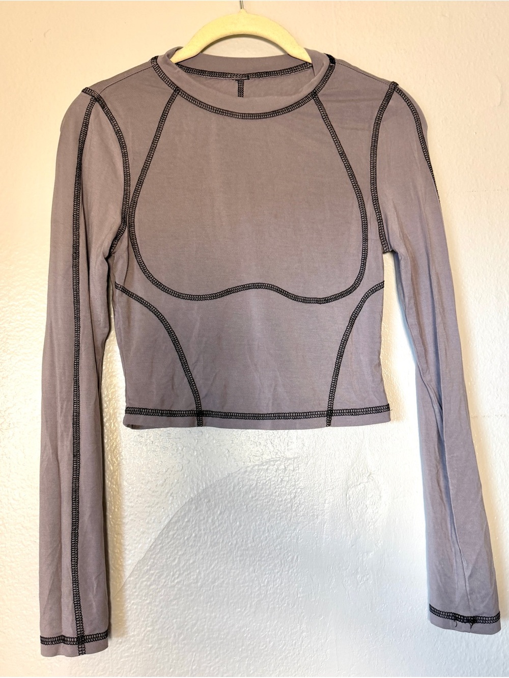 Women’s Long Sleeve Contrast-Stitch Crewneck Top - Gray